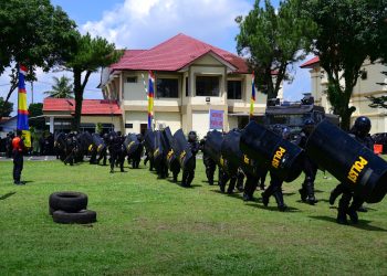 Personel gabungan Polda Jambi melakukan simulasi pengendalian massa dalam latihan Sistem Pengamanan Kota (Sispamkota) di Lapangan Hijau Polresta Jambi, Sabtu (25/4/2026). (Dok. Nahar)
