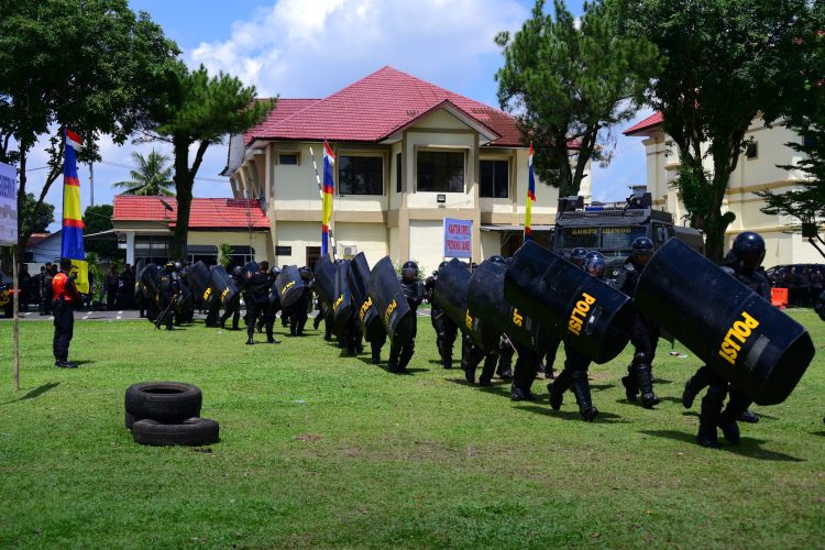 Personel gabungan Polda Jambi melakukan simulasi pengendalian massa dalam latihan Sistem Pengamanan Kota (Sispamkota) di Lapangan Hijau Polresta Jambi, Sabtu (25/4/2026). (Dok. Nahar)