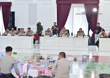 Kapolda Jambi Irjen Pol. Krisno Halomoan Siregar memimpin Tactical Floor Game (TFG) di Gedung Tri Darma Polresta Jambi, Sabtu (25/4/2026). (Dok. Nahar)