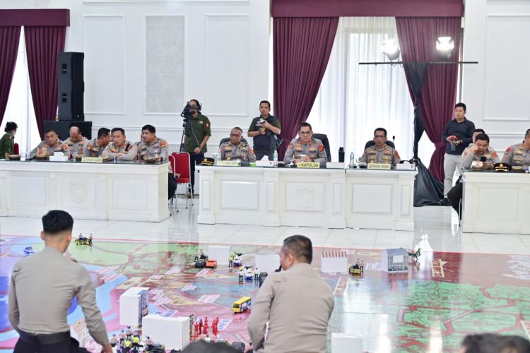 Kapolda Jambi Irjen Pol. Krisno Halomoan Siregar memimpin Tactical Floor Game (TFG) di Gedung Tri Darma Polresta Jambi, Sabtu (25/4/2026). (Dok. Nahar)