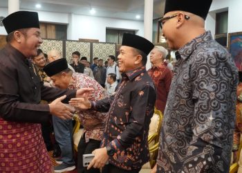 Gubernur Jambi Al Haris bersalaman dengan sejumlah tokoh saat menghadiri Halal Bihalal masyarakat Sumatera Bagian Selatan di Griya Agung, Palembang, Sabtu (25/4/2026). (Dok. Humas)