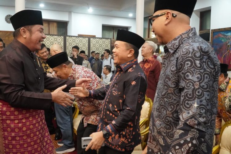 Gubernur Jambi Al Haris bersalaman dengan sejumlah tokoh saat menghadiri Halal Bihalal masyarakat Sumatera Bagian Selatan di Griya Agung, Palembang, Sabtu (25/4/2026). (Dok. Humas)
