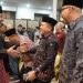 Gubernur Jambi Al Haris bersalaman dengan sejumlah tokoh saat menghadiri Halal Bihalal masyarakat Sumatera Bagian Selatan di Griya Agung, Palembang, Sabtu (25/4/2026). (Dok. Humas)