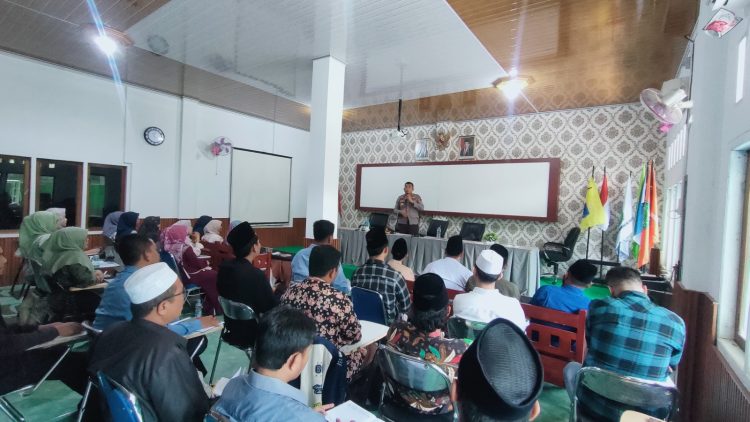AKBP Dadang Djoko Karyanto saat memberikan kuliah manajemen antikorupsi kepada mahasiswa di Universitas Islam Mambaul Ulum Jambi, Minggu (26/4/2026) (Dok. Nahar)