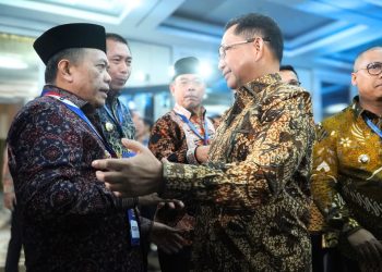 Gubernur Jambi Al Haris berbincang dengan sejumlah pejabat saat menghadiri Malam Apresiasi Pemerintah Daerah Berprestasi 2026 se-Sumatera di Palembang, Sabtu (25/4/2026) malam. (Dok. Humas)