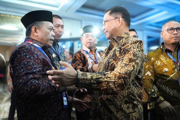 Gubernur Jambi Al Haris berbincang dengan sejumlah pejabat saat menghadiri Malam Apresiasi Pemerintah Daerah Berprestasi 2026 se-Sumatera di Palembang, Sabtu (25/4/2026) malam. (Dok. Humas)