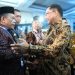 Gubernur Jambi Al Haris berbincang dengan sejumlah pejabat saat menghadiri Malam Apresiasi Pemerintah Daerah Berprestasi 2026 se-Sumatera di Palembang, Sabtu (25/4/2026) malam. (Dok. Humas)