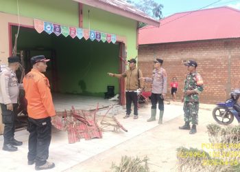 Personel Polsek Pamenang bersama TNI, BPBD, dan perangkat desa meninjau lokasi rumah warga yang terdampak banjir di Kecamatan Pamenang Selatan, Kabupaten Merangin, Minggu (26/4/2026). (Dok. Humas)