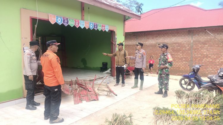Personel Polsek Pamenang bersama TNI, BPBD, dan perangkat desa meninjau lokasi rumah warga yang terdampak banjir di Kecamatan Pamenang Selatan, Kabupaten Merangin, Minggu (26/4/2026). (Dok. Humas)