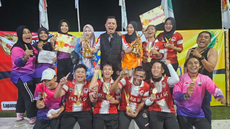 Tim Praja Gateball Club (GC) Jambi berpose usai meraih gelar juara pada Turnamen Gateball Piala Wali Kota Jakarta Utara. (Dok. Bayu)