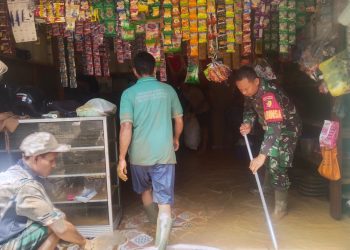 Personel TNI bersama warga membersihkan material banjir di salah satu rumah terdampak di wilayah Kabupaten Sarolangun, Jambi, Senin (27/4/2026). (Dok. Humas)