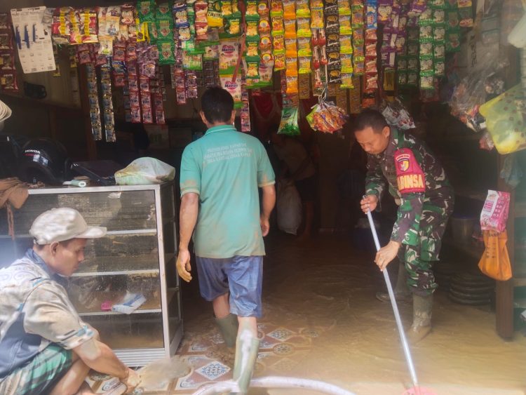 Personel TNI bersama warga membersihkan material banjir di salah satu rumah terdampak di wilayah Kabupaten Sarolangun, Jambi, Senin (27/4/2026). (Dok. Humas)