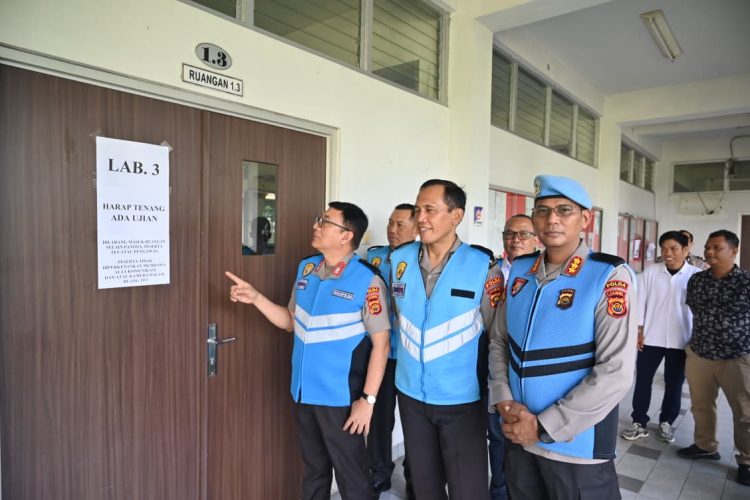 Wakapolda Jambi Brigjen Pol. B. Ali meninjau langsung pelaksanaan tes psikologi penerimaan Bintara Polri Tahun Anggaran 2026 di Kampus Unama Tehok, Kota Jambi, Senin (27/4/2026) (Dok. Nahar)