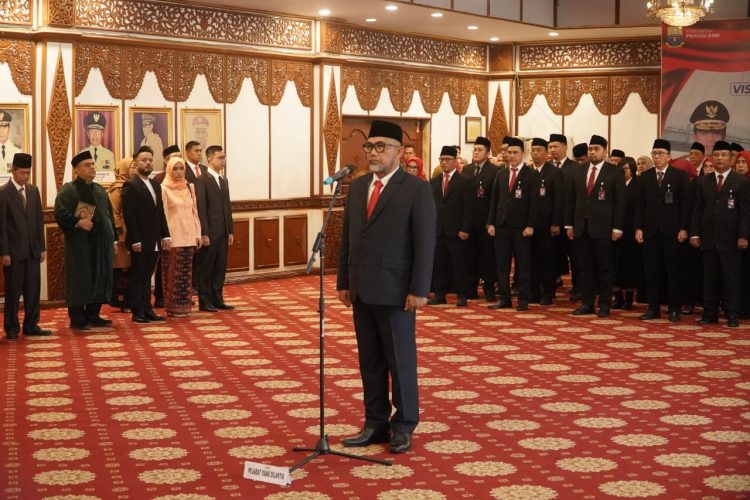 Pelantikan Sudirman sebagai Komisaris Utama PT Bank Pembangunan Daerah Jambi periode 2026-2030 di Auditorium Rumah Dinas Gubernur Jambi, Senin (27/4/2026). (Dok, Stepanus)