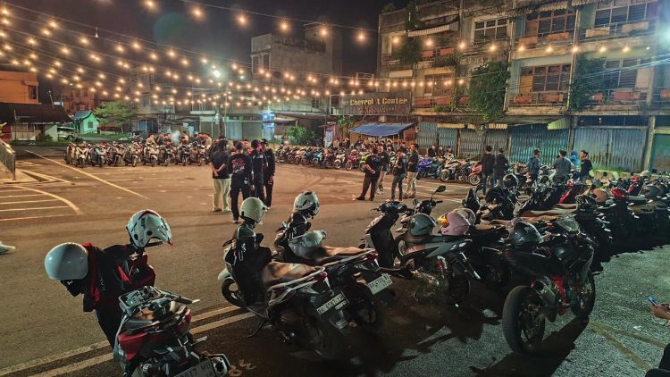 Puluhan anggota komunitas Honda mengikuti kegiatan Vario Night Ride di Kota Jambi, Jumat (24/4/2026).(Dok. Stepanus)