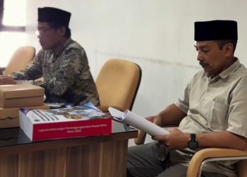 Anggota Panitia Khusus (Pansus) DPRD Kabupaten Blitar saat mengikuti rapat kerja pembahasan Daftar Inventarisasi Masalah (DIM) LKPJ Bupati Blitar Tahun 2025 di ruang rapat. (Dok . Humas)