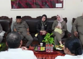 Komisi IV DPRD Kabupaten Blitar saat melakukan kunjungan kerja dengan meninjau fasilitas shelter Dinas Sosial serta berkoordinasi terkait pengawasan ketenagakerjaan di Kabupaten Blitar, Rabu (8/4/2026). (Dok, humas)