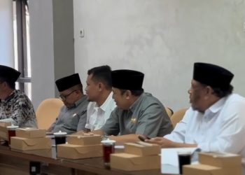 Anggota DPRD Kabupaten Blitar bersama perwakilan pondok pesantren dan instansi terkait saat mengikuti rapat kerja penyusunan Naskah Akademik dan Raperda Fasilitasi Pondok Pesantren di Ruang Komisi IV, Kamis (16/4/2026). (Dok. Humas)