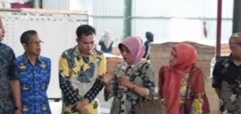 Komisi IV DPRD Kabupaten Blitar saat melakukan kunjungan kerja ke PT Panca Karya Kayoe dan berdialog dengan manajemen perusahaan terkait penerapan regulasi ketenagakerjaan, Jumat (17/4/2026). (dok. Humas)