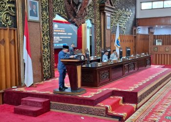 Gubernur Jambi Al Haris menyampaikan sambutan dalam rapat paripurna DPRD Provinsi Jambi di Gedung DPRD, Senin (27/4/2026) (Dok. Stepanus)