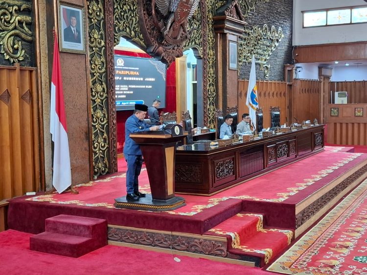 Gubernur Jambi Al Haris menyampaikan sambutan dalam rapat paripurna DPRD Provinsi Jambi di Gedung DPRD, Senin (27/4/2026) (Dok. Stepanus)