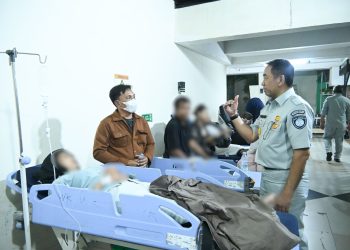 Petugas dan pejabat terkait meninjau korban kecelakaan kereta api di fasilitas kesehatan, sementara Jasa Raharja memastikan jaminan biaya perawatan bagi para korban di Stasiun Bekasi Timur, Senin (27/4/2026). (Dok. Humas JR Jambi)