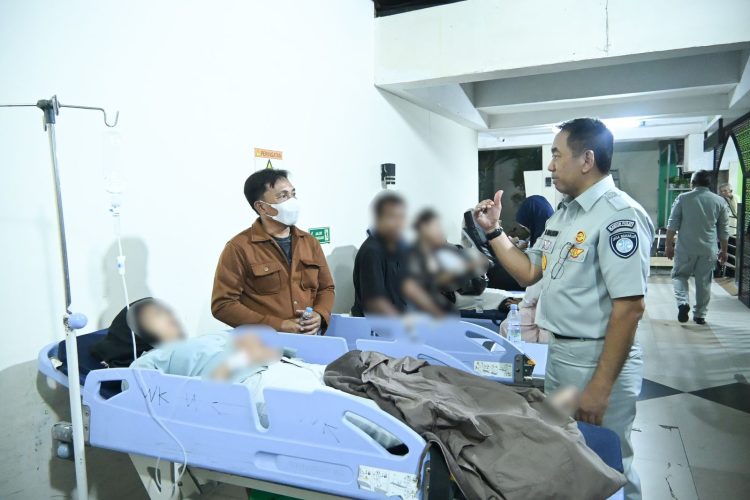 Petugas dan pejabat terkait meninjau korban kecelakaan kereta api di fasilitas kesehatan, sementara Jasa Raharja memastikan jaminan biaya perawatan bagi para korban di Stasiun Bekasi Timur, Senin (27/4/2026). (Dok. Humas JR Jambi)