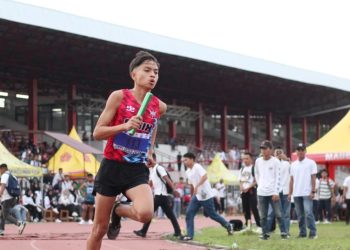 Seorang pelari mengikuti lomba atletik di lintasan stadion dalam ajang Finix Atletik Open Championship (Dok. Stepanus)