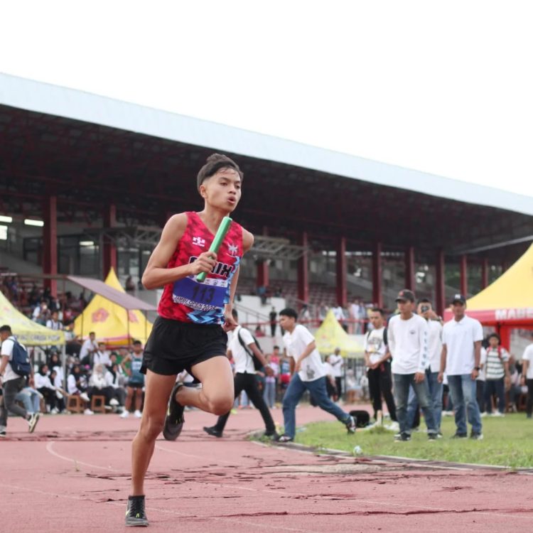 Seorang pelari mengikuti lomba atletik di lintasan stadion dalam ajang Finix Atletik Open Championship (Dok. Stepanus)