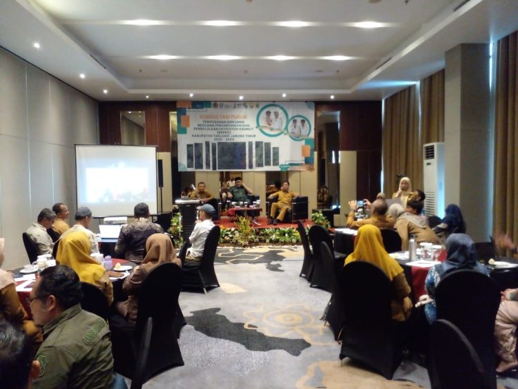 Suasana konsultasi publik penyusunan draf RPPEG Kabupaten Tanjung Jabung Timur periode 2026–2055 di Hotel Aston, Selasa (28/4/2026) (Dok. Stepanus)