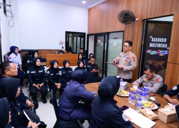 Kabid Humas Polda Jambi Kombes Pol. Erlan Munaji memberikan arahan saat pelatihan peningkatan kemampuan bidang perencanaan dan administrasi (Renmin) bagi personel Bidhumas di ruang multimedia Polda Jambi, Selasa (28/4/2026). (Dok. Nahar)