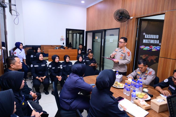 Kabid Humas Polda Jambi Kombes Pol. Erlan Munaji memberikan arahan saat pelatihan peningkatan kemampuan bidang perencanaan dan administrasi (Renmin) bagi personel Bidhumas di ruang multimedia Polda Jambi, Selasa (28/4/2026). (Dok. Nahar)