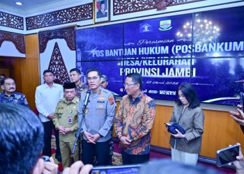 Kapolda Jambi Irjen Pol. Krisno H. Siregar bersama Menteri Hukum RI Supratman Andi Agtas dan Gubernur Jambi Al Haris saat menghadiri peresmian Pos Bantuan Hukum (Posbankum) desa/kelurahan se-Provinsi Jambi di Aula Rumah Dinas Gubernur Jambi, Selasa (28/4/2026). (Dok. Nahar)