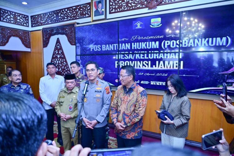 Kapolda Jambi Irjen Pol. Krisno H. Siregar bersama Menteri Hukum RI Supratman Andi Agtas dan Gubernur Jambi Al Haris saat menghadiri peresmian Pos Bantuan Hukum (Posbankum) desa/kelurahan se-Provinsi Jambi di Aula Rumah Dinas Gubernur Jambi, Selasa (28/4/2026). (Dok. Nahar)