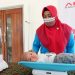 Seorang kader kesehatan melakukan penimbangan bayi di Posyandu Desa Sukamukti, Bekasi, Jawa Barat, dalam program pelatihan dan penguatan layanan kesehatan yang didukung PT Astra Honda Motor (AHM). (Dok. Sinsen)
