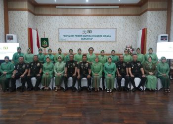 Danrem 042/Gapu Brigjen TNI Nyamin bersama pengurus dan anggota Persit Kartika Chandra Kirana berfoto usai peringatan HUT ke-80 Persit KCK di Aula Balai Prajurit Korem 042/Gapu, Kota Jambi, Selasa (28/4/2026). (Dok. Nahar)