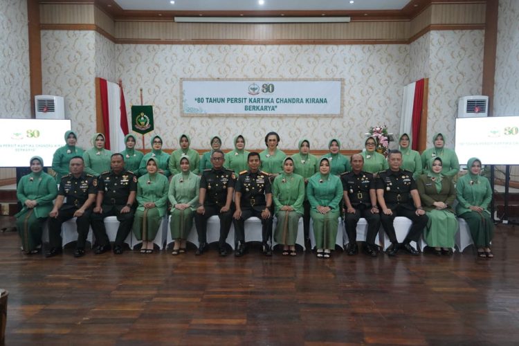 Danrem 042/Gapu Brigjen TNI Nyamin bersama pengurus dan anggota Persit Kartika Chandra Kirana berfoto usai peringatan HUT ke-80 Persit KCK di Aula Balai Prajurit Korem 042/Gapu, Kota Jambi, Selasa (28/4/2026). (Dok. Nahar)