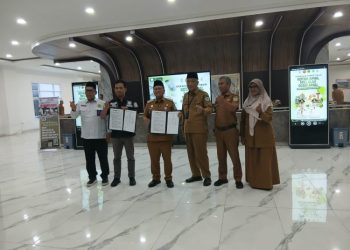 Perwakilan Polda Jambi, Pemkot Jambi, dan Satgaswil Densus 88 berfoto bersama usai peluncuran sistem scan amal berbasis barcode di Kota Jambi (Dok. Nahar)