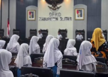 Siswa SDN Banggle 02 mengikuti simulasi rapat paripurna di ruang sidang DPRD Kabupaten Blitar saat kegiatan outing class, Kamis (23/4/2026) (Dok. Edi)