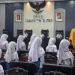Siswa SDN Banggle 02 mengikuti simulasi rapat paripurna di ruang sidang DPRD Kabupaten Blitar saat kegiatan outing class, Kamis (23/4/2026) (Dok. Edi)