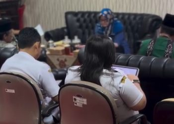 Caption:
Panitia Khusus (Pansus) LKPJ DPRD Kabupaten Blitar menyerahkan laporan hasil pembahasan kepada pimpinan DPRD dalam rapat internal, Rabu (22/4/2026) (Dok. Edi)
