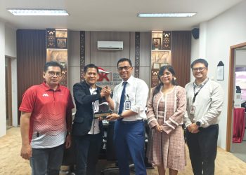 Pengurus PWI Kota Jambi berfoto bersama jajaran OJK Provinsi Jambi usai silaturahmi di Kantor OJK Jambi. (Dok. Stepanus)