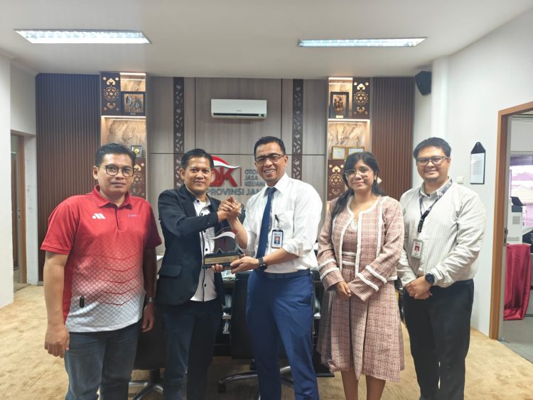Pengurus PWI Kota Jambi berfoto bersama jajaran OJK Provinsi Jambi usai silaturahmi di Kantor OJK Jambi. (Dok. Stepanus)
