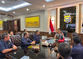 Kapolda Jambi Irjen Pol. Krisno Halomoan Siregar menerima audiensi jajaran Kantor Pelayanan Pajak se-Provinsi Jambi di ruang kerjanya, Rabu (29/4/2026) (Dok. Humas)