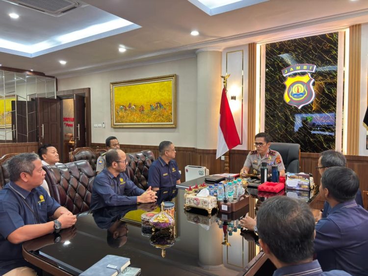 Kapolda Jambi Irjen Pol. Krisno Halomoan Siregar menerima audiensi jajaran Kantor Pelayanan Pajak se-Provinsi Jambi di ruang kerjanya, Rabu (29/4/2026) (Dok. Humas)