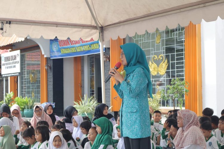 Kegiatan Rabu Berkah TP PKK Provinsi Jambi bersama Pokja Bunda PAUD membagikan sarapan bergizi kepada masyarakat di Sekretariat TP PKK Provinsi Jambi, Rabu (29/4/2026). (Dok. Stepanus)