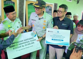 Kepala PT Jasa Raharja Wilayah Jambi A.A.Ngr Agung Abimanyu bersama Wali Kota Jambi menyerahkan santunan meninggal dunia sebesar Rp50 juta kepada ahli waris korban kecelakaan kereta api di Bekasi Timur, Rabu (29/4/2026). (Dok. Stepanus)