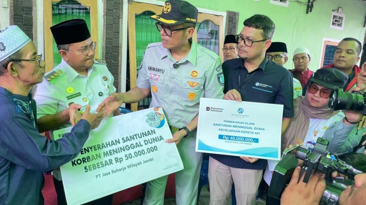 Kepala PT Jasa Raharja Wilayah Jambi A.A.Ngr Agung Abimanyu bersama Wali Kota Jambi menyerahkan santunan meninggal dunia sebesar Rp50 juta kepada ahli waris korban kecelakaan kereta api di Bekasi Timur, Rabu (29/4/2026). (Dok. Stepanus)