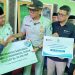 Kepala PT Jasa Raharja Wilayah Jambi A.A.Ngr Agung Abimanyu bersama Wali Kota Jambi menyerahkan santunan meninggal dunia sebesar Rp50 juta kepada ahli waris korban kecelakaan kereta api di Bekasi Timur, Rabu (29/4/2026). (Dok. Stepanus)