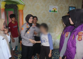 Tim Psikologi Biro SDM Polda Jambi memberikan pendampingan trauma healing kepada keluarga korban penusukan di Kelurahan Pinang Merah, Kecamatan Alam Barajo, Kota Jambi. (Dok. Nahar)